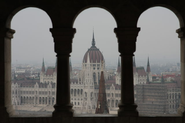 Вид на Венгерский парламент в Будапеште через аркаду