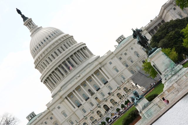 Здание Капитолия США и монумент «Мир» в Вашингтоне