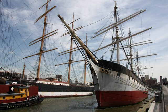 Вид на нос и мачты парусного корабля Wavertree, стоящего у набережной.