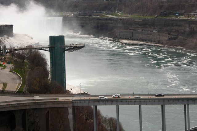 Смотровая башня Prospect Point Observation Tower на фоне водопада Ниагара и реки Ниагара в 2014 году