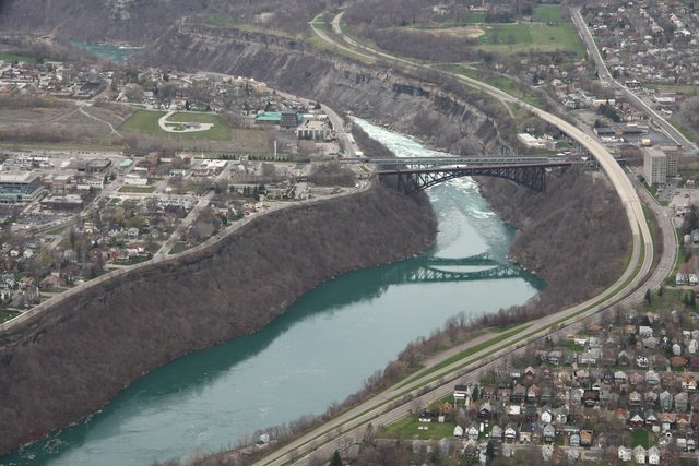 Вид на каньон реки Ниагара с мостом Whirlpool Rapids Bridge и прилегающей городской застройкой.