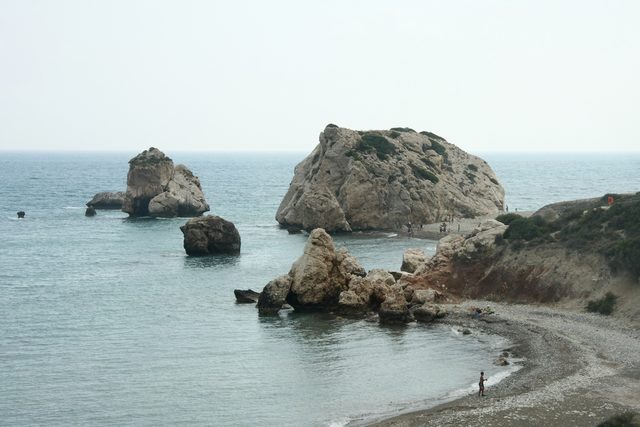 Вид на скалы Петра-ту-Ромиу и море на Кипре