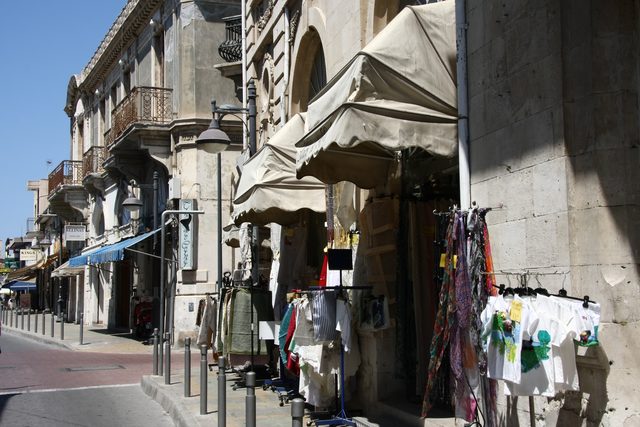 Торговые лавки и старинные здания на улице Agiou Andreou Street в Лимасоле.