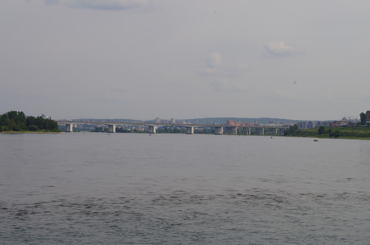 Вид на реку Ангару и мост в Иркутске