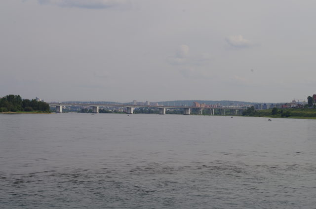 Вид на реку Ангару и мост в Иркутске