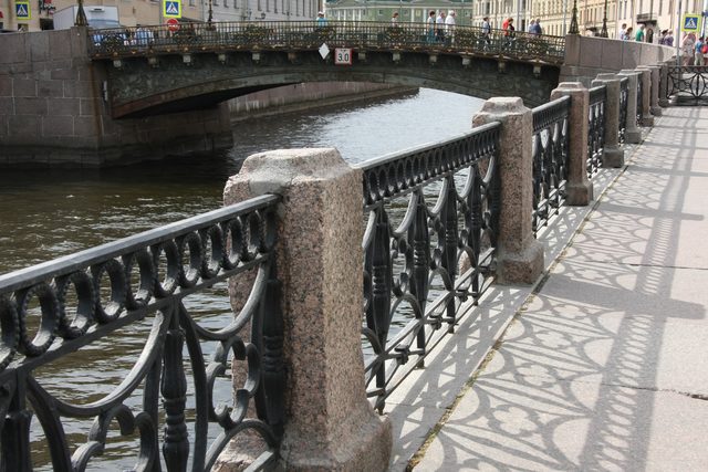 Гранитная набережная и чугунная ограда реки Мойки в Санкт-Петербурге