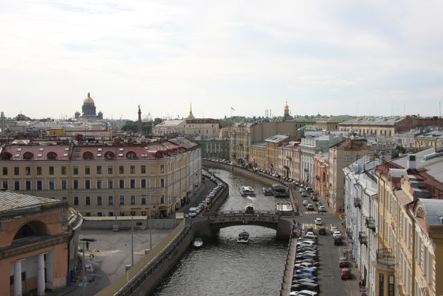Вид на реку Мойка в Санкт-Петербурге с мостом и Исаакиевским собором