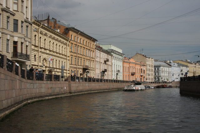 Вид на набережную реки Мойки с историческими зданиями и водой.