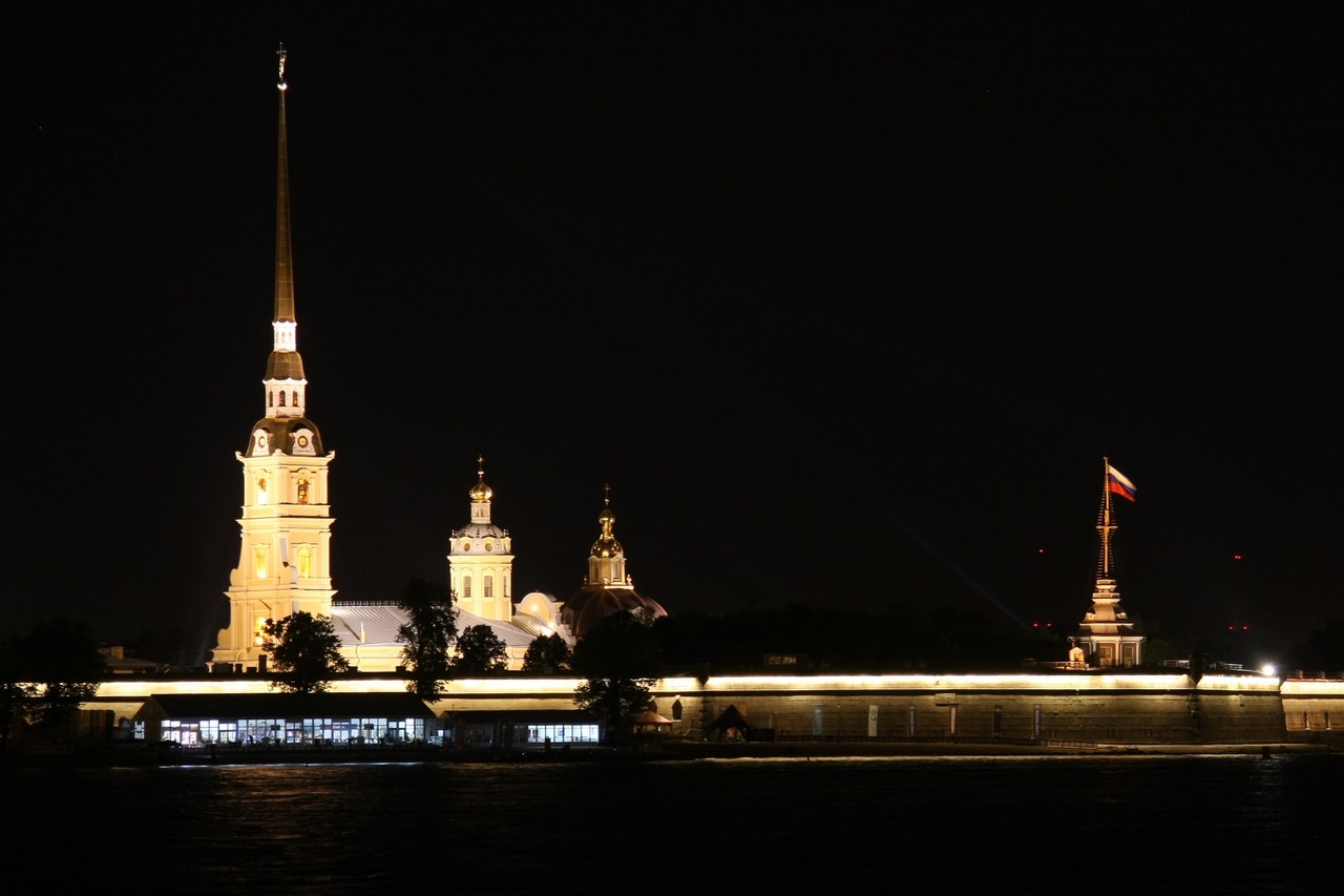 Петропавловская крепость в Санкт-Петербурге ночью с подсвеченным собором и шпилем