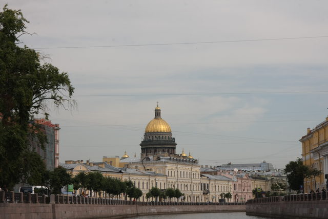 Вид на Исаакиевский собор в Санкт-Петербурге с набережной канала