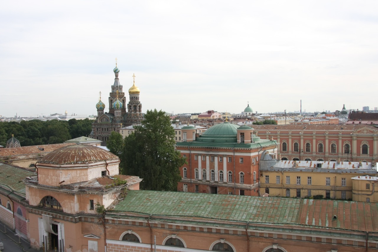 Вид на Храм Спаса на Крови и крыши исторических зданий Санкт-Петербурга.