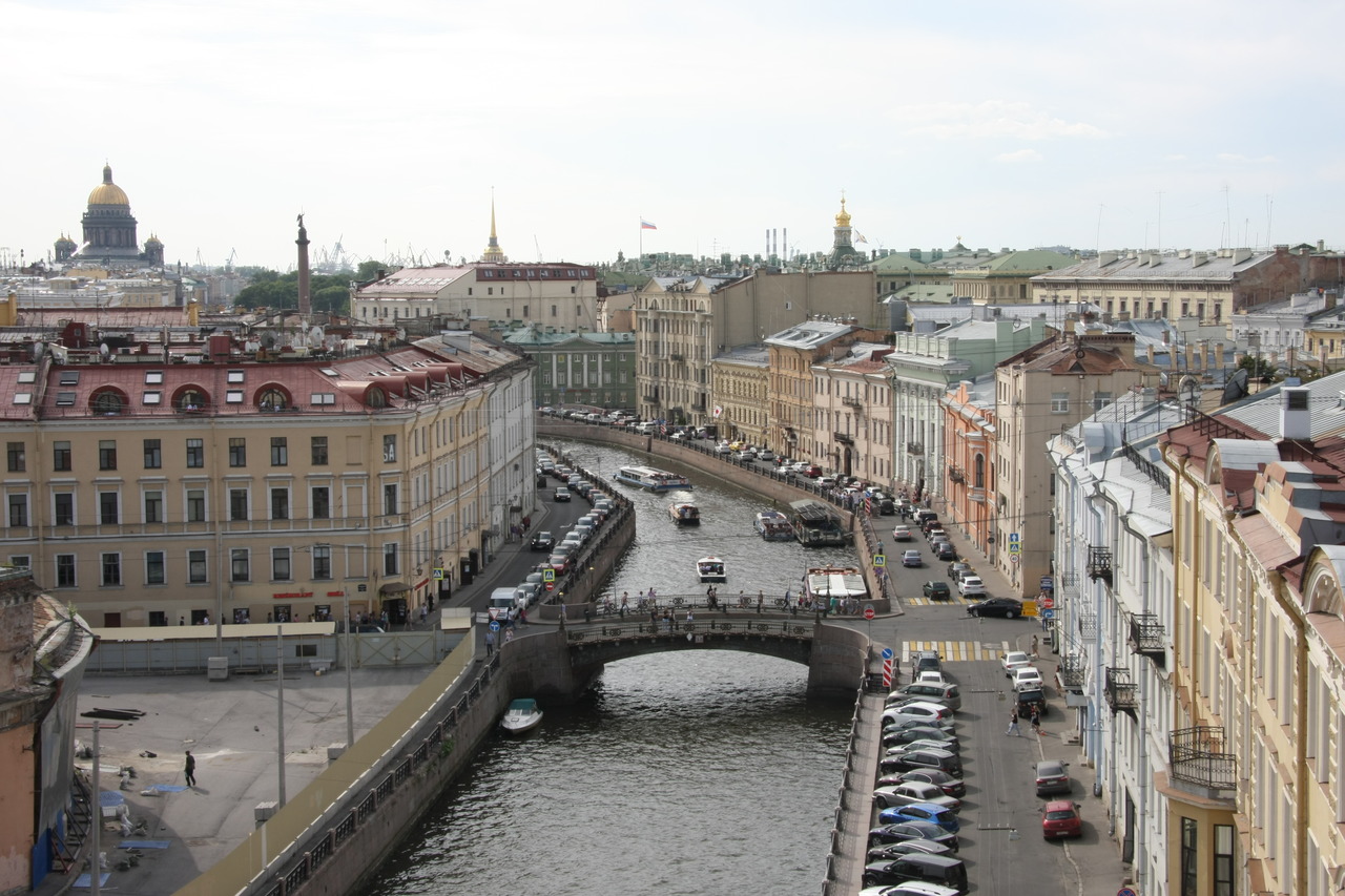 Вид на реку Мойку с мостом и историческими зданиями Санкт-Петербурга