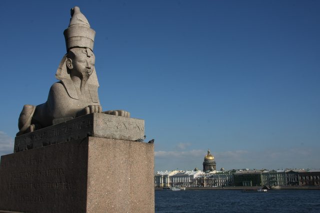 Древнеегипетская статуя сфинкса на фоне Исаакиевского собора в Санкт-Петербурге