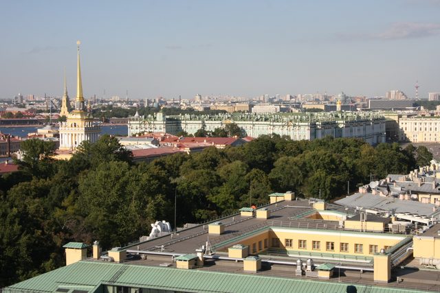 Панорамный вид на исторический центр Санкт-Петербурга со смотровой площадки колоннады Исаакиевского собора