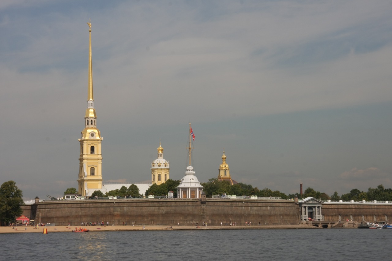 Петропавловская крепость в Санкт-Петербурге, вид со стороны Невы с золотым шпилем Петропавловского собора