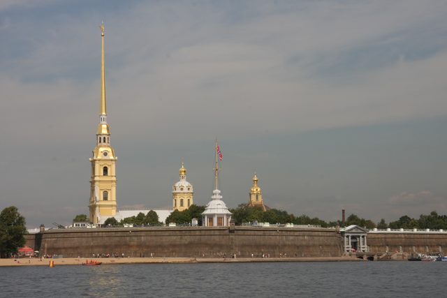 Петропавловская крепость в Санкт-Петербурге, вид со стороны Невы с золотым шпилем Петропавловского собора