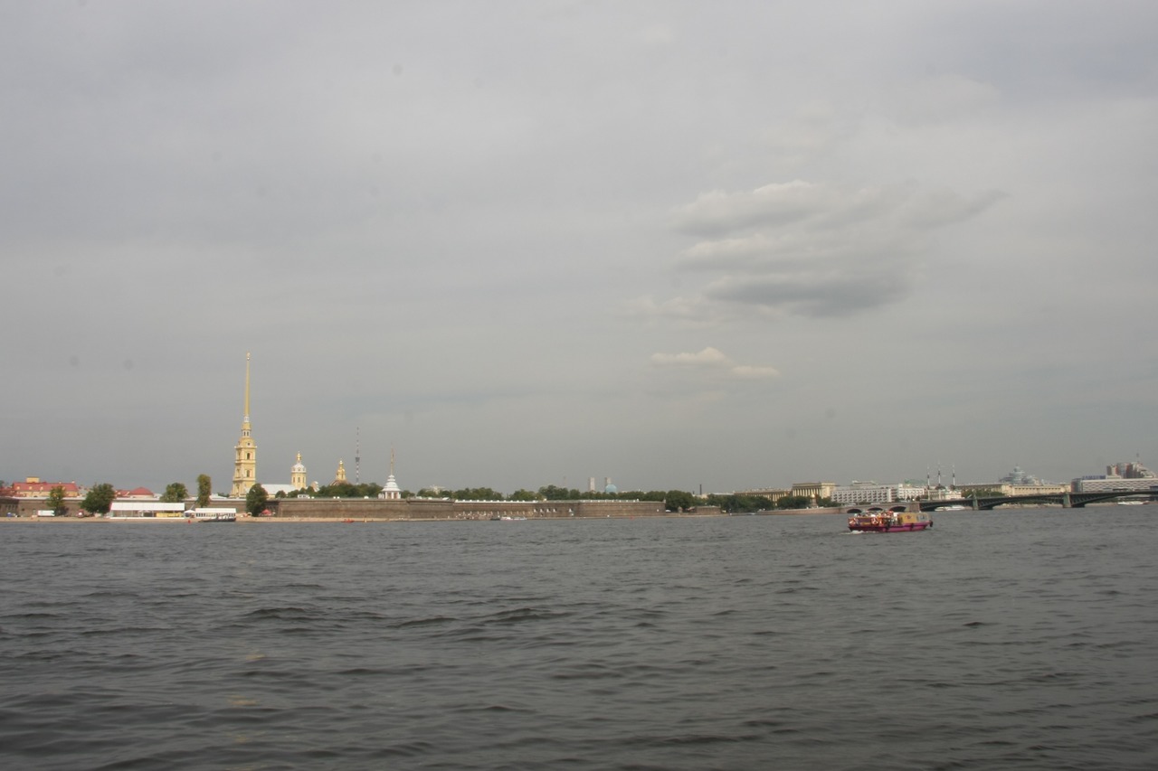 Вид на Петропавловскую крепость и шпиль собора с реки Невы в Санкт-Петербурге