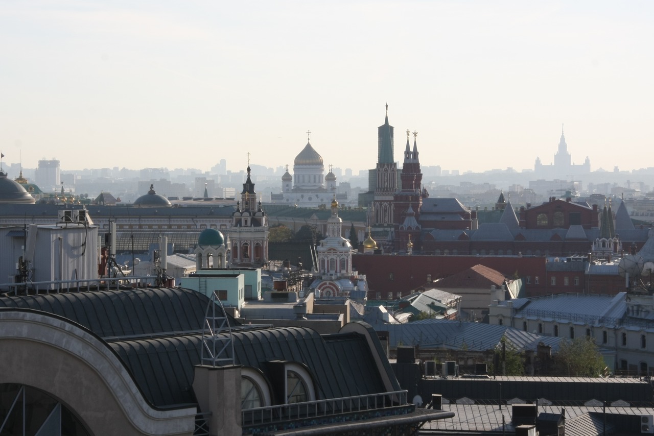 Панорама исторического центра Москвы с видом на Кремль и соборы, снятая со смотровой площадки ЦДМ на Лубянке.