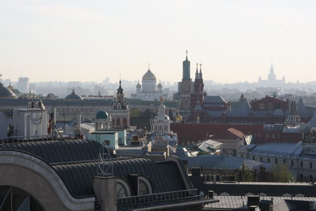 Панорама исторического центра Москвы с видом на Кремль и соборы, снятая со смотровой площадки ЦДМ на Лубянке.