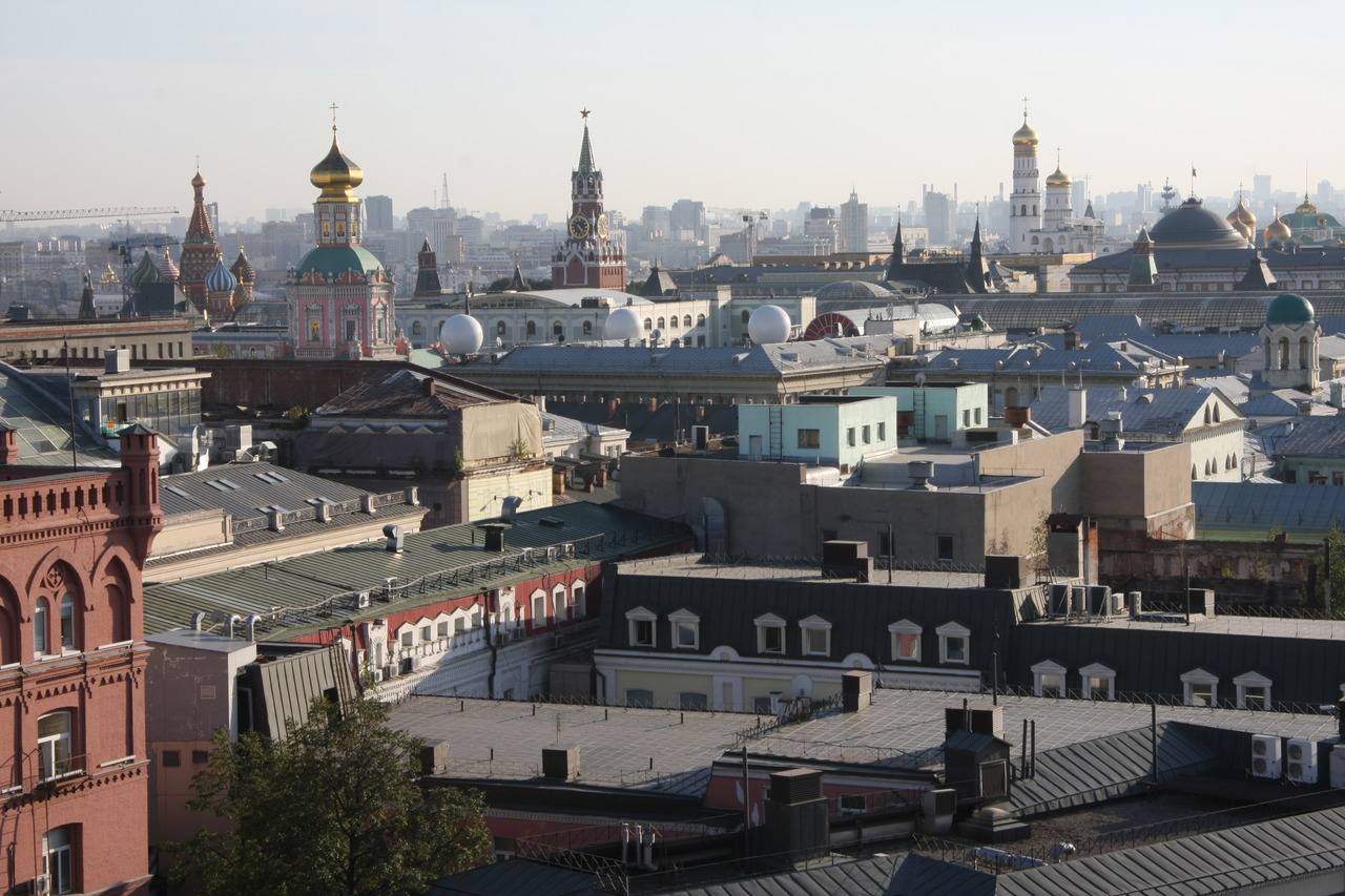 Вид на крыши зданий и купола храмов в центре Москвы с высоты птичьего полета.