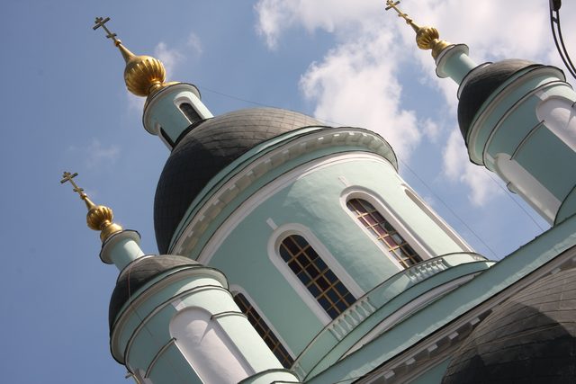 Вид на золотые купола и голубые стены Храма преподобного Сергия Радонежского в Рогожской слободе в Москве.