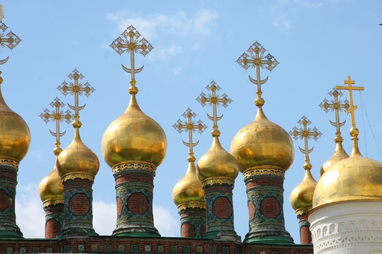 Вид на золотые купола и кресты Верхоспасского собора на фоне голубого неба