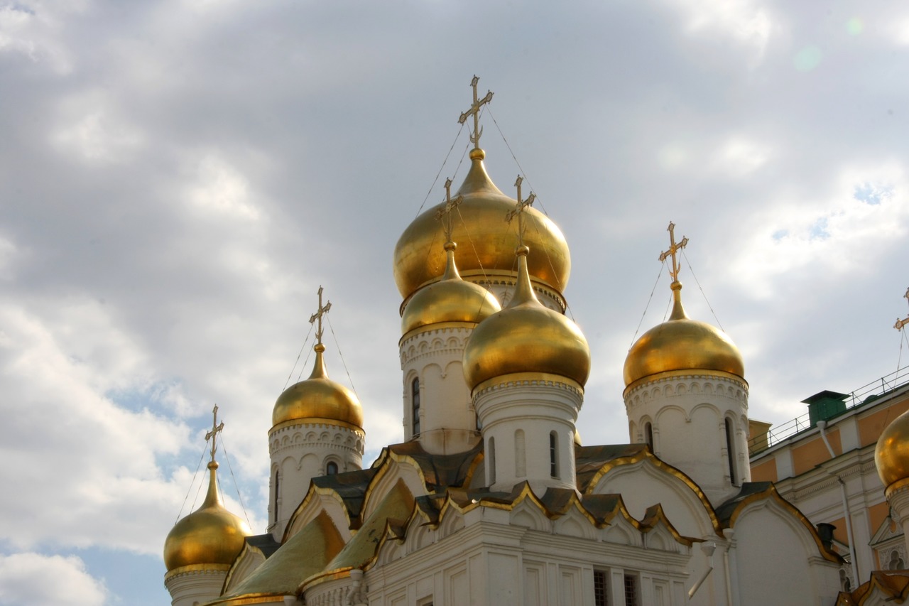 Вид на золотые купола Благовещенского собора в Московском Кремле