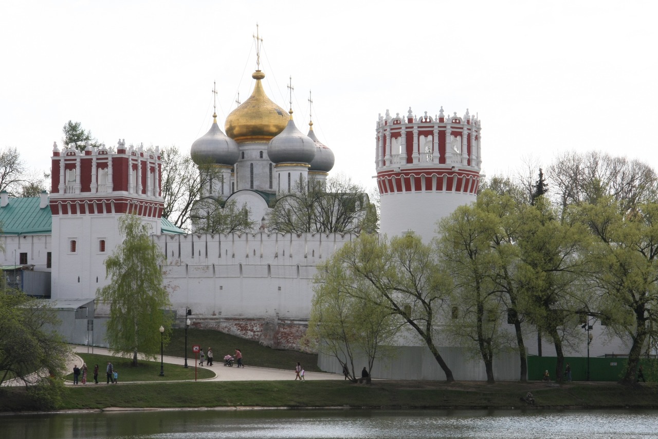 Вид на Новодевичий монастырь в Москве со стороны Новодевичьего пруда