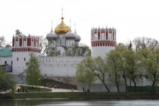 Вид на Новодевичий монастырь в Москве со стороны Новодевичьего пруда