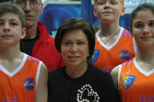 Ирина Роднина в окружении юных спортсменов в оранжевых майках