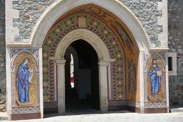 Декорированный мозаиками вход в Киккский монастырь на Кипре