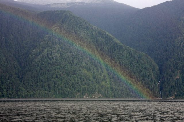 Радуга над лесистыми горами на фоне Телецкого озера