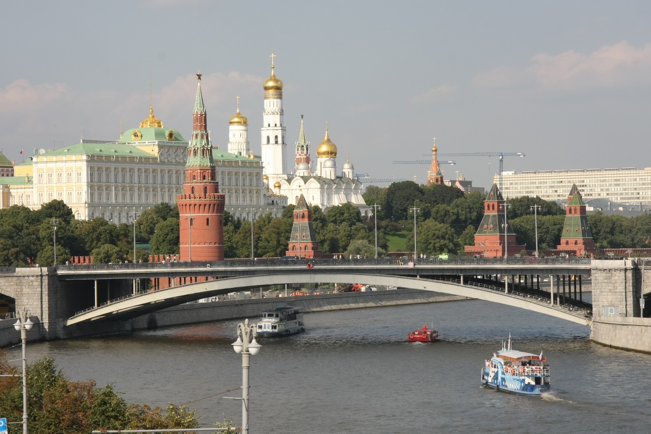 Большой Каменный мост, Москва-река и Московский Кремль с золотыми куполами
