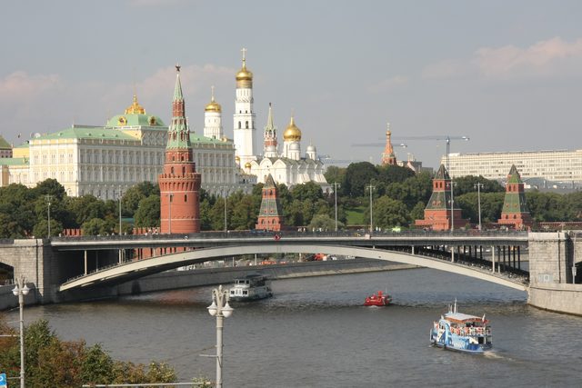 Большой Каменный мост, Москва-река и Московский Кремль с золотыми куполами