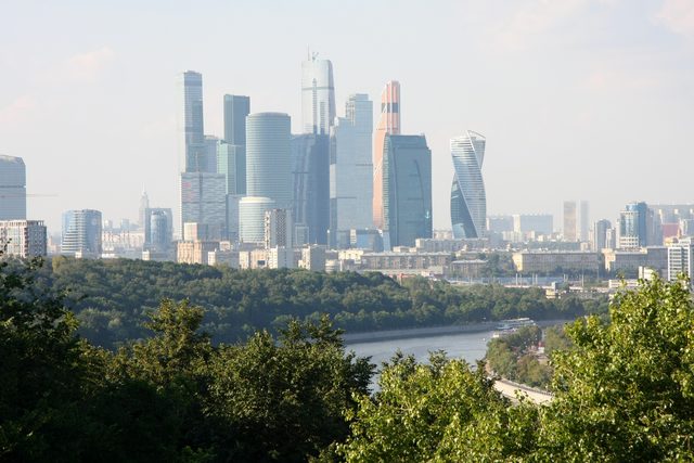 Вид на деловой центр «Москва-Сити» и Москву-реку со смотровой площадки на Воробьёвых горах