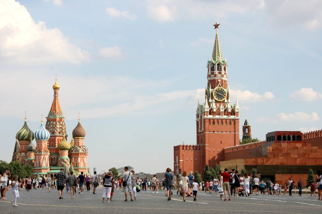 Вид на Собор Василия Блаженного и Спасскую башню на Красной площади в Москве.