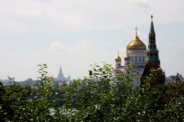 Вид на Москву с храмом Христа Спасителя и Водовзводной башней Московского Кремля