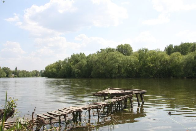 Деревянный причал на реке Рось в городе Белая Церковь