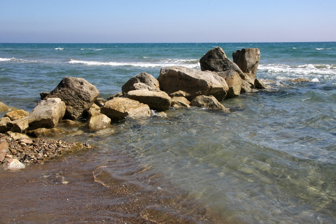 Камни на берегу Средиземного моря