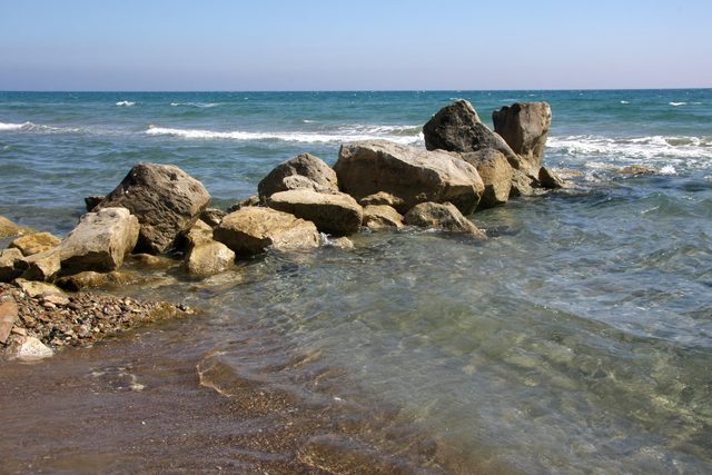 Камни на берегу Средиземного моря