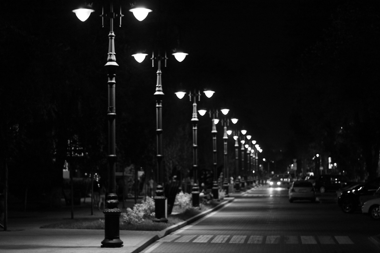 Ночная улица в Алматы с рядом освещенных фонарей