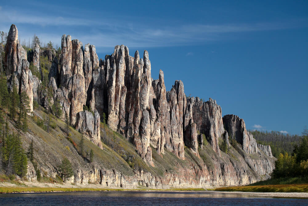 Какие есть природные памятники. Синские скалы Якутия. Скала богатырь-Щелье. Каменные столбы в Якутии. Ленские столбы в Якутии.
