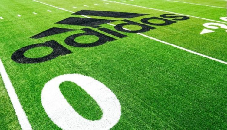 Адидас создало фубольное поле из переработанного пластика