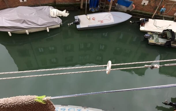 Чистая вода в каналах Венеции на фото местного жителя