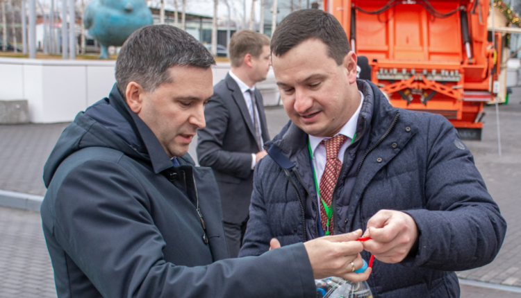 Тимур Усманов и Дмитрий Кобылкин отправляют батарейки на переработку