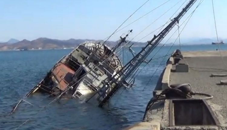 Из судна вытекает топливо