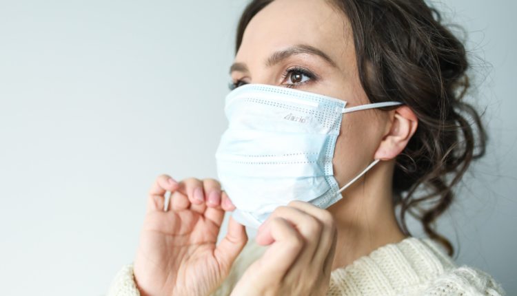 маску сразу не рекомендуется выбрасывать в мусорное ведро