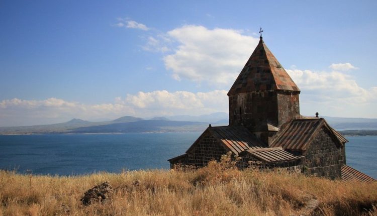 Маловодье грозит озеру Севан вымиранием