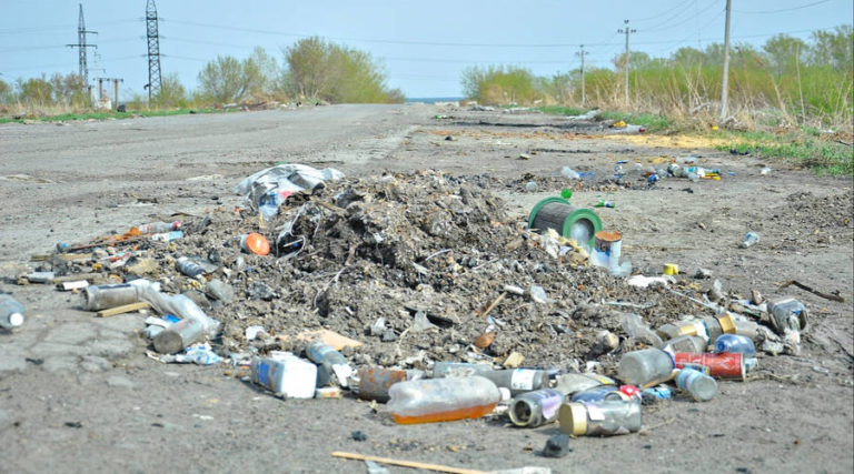 Свалки снега в Бийске сменились в свалками мусора