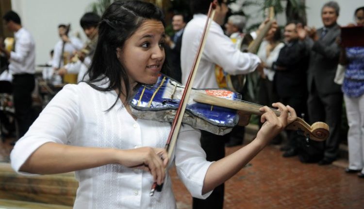 Оркестр использует инструменты, сделанные из отходов